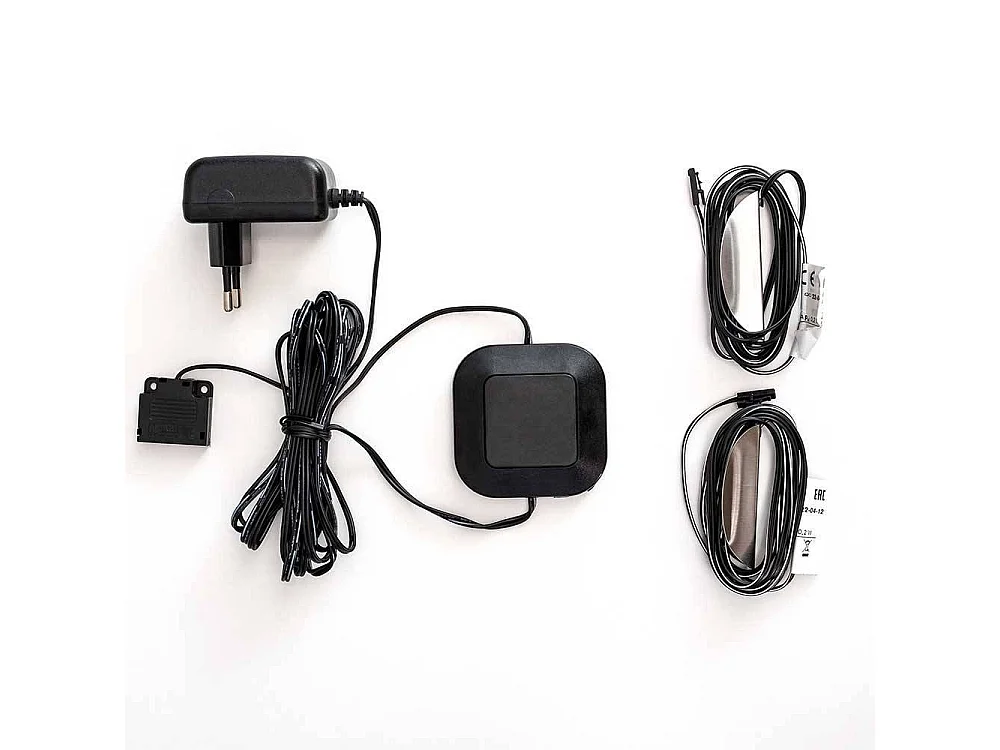 Wohnzimmervitrinenschrank in Wildeichefarben teilmassiv