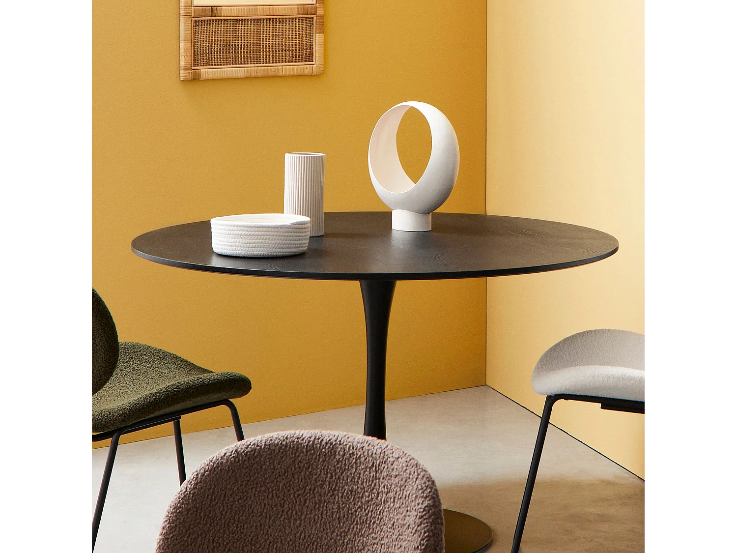 Table à manger ronde tulipe en métal noir L120 4 places - BLOSSOM