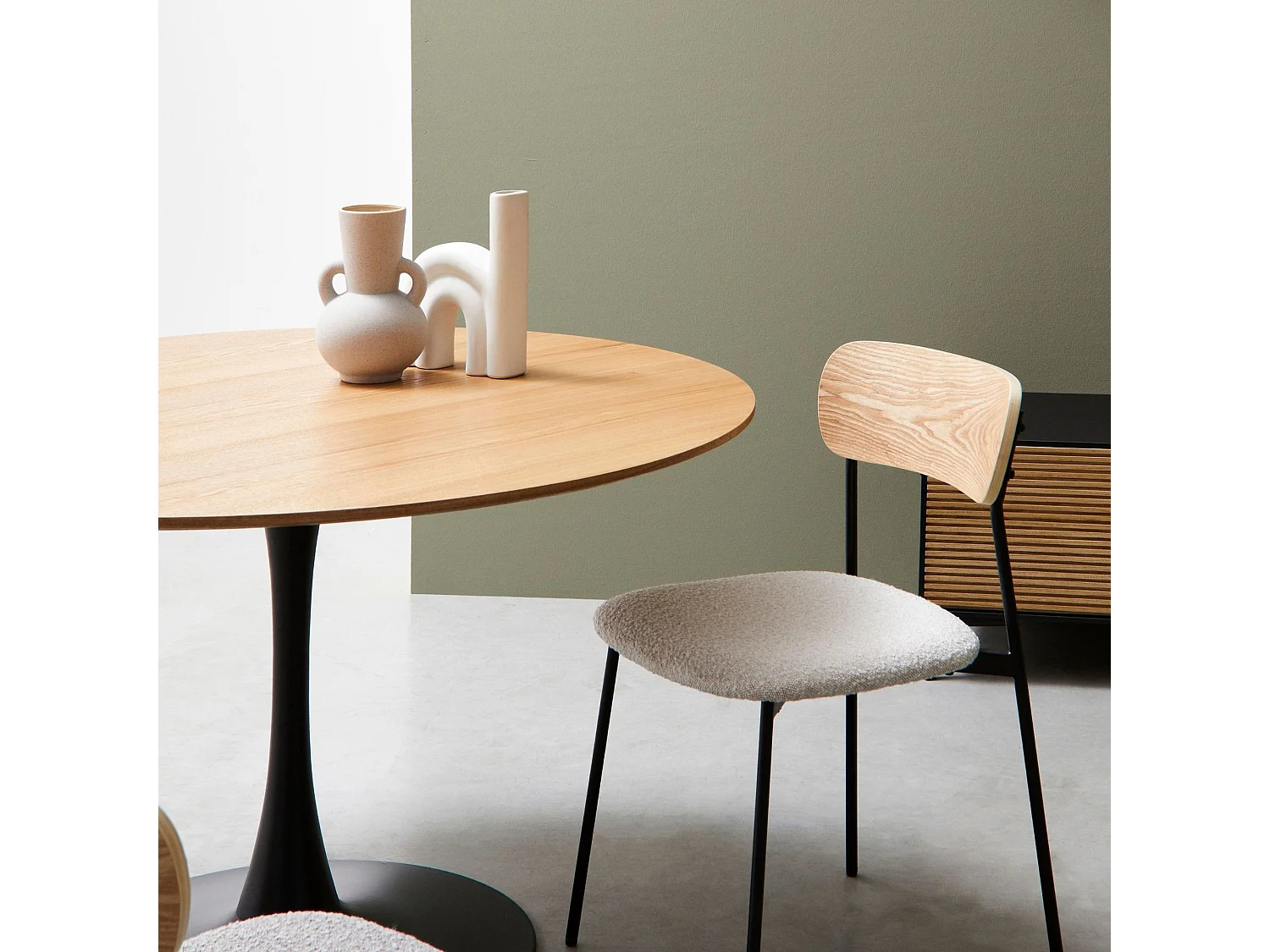 Table à manger ronde tulipe en métal noir L120 4 places - BLOSSOM