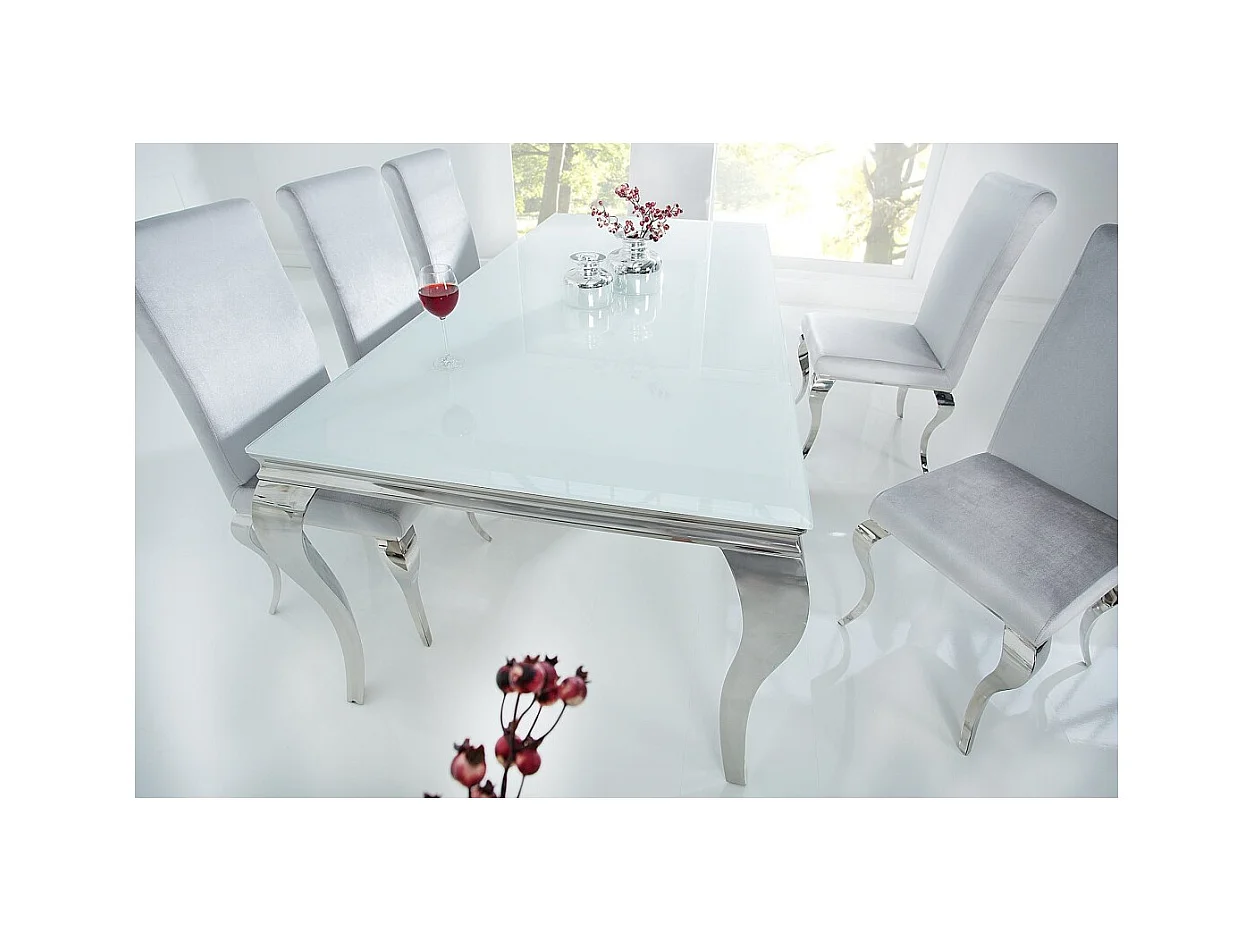 Table de salle à manger VELENA – Acier argenté et verre opale – 200 cm – Style baroque moderne