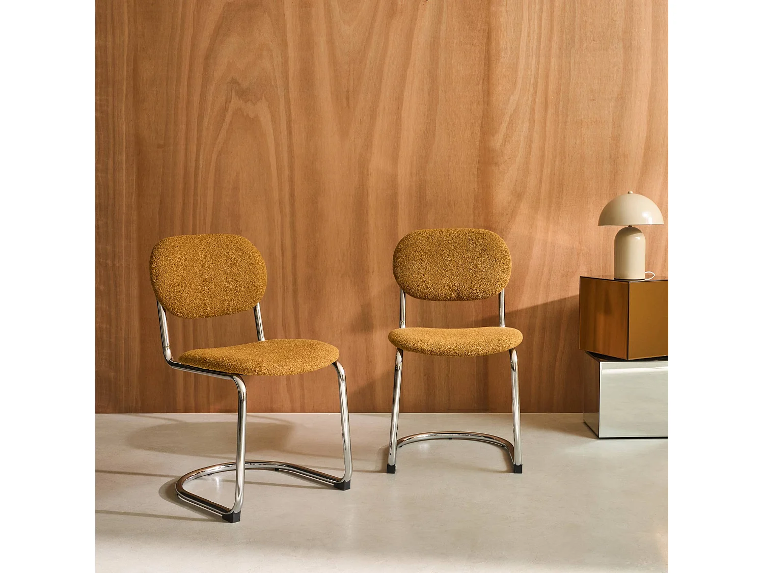 Lot de 2 chaises cantilever arrondie métal. bouclette texturée moutarde et pieds chromés - L 47 x P 54.5 x H 81cm - Maloa