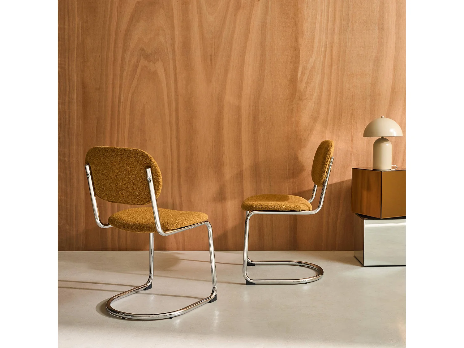 Lot de 2 chaises cantilever arrondie métal. bouclette texturée moutarde et pieds chromés - L 47 x P 54.5 x H 81cm - Maloa