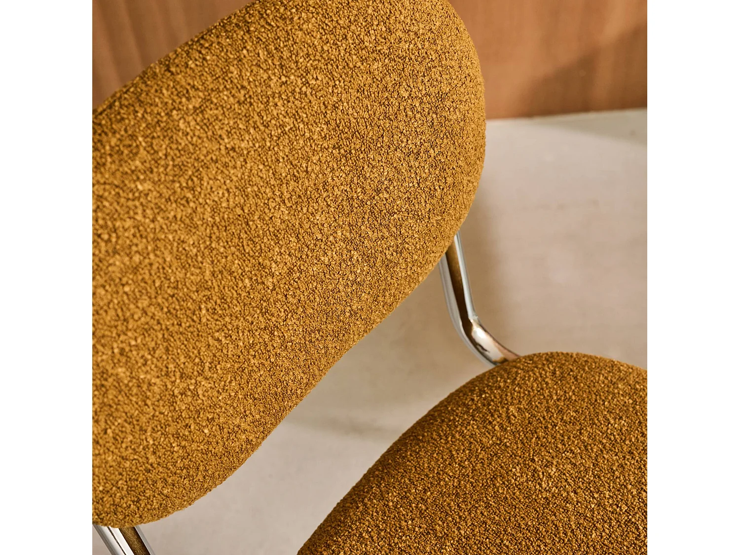 Lot de 2 chaises cantilever arrondie métal. bouclette texturée moutarde et pieds chromés - L 47 x P 54.5 x H 81cm - Maloa