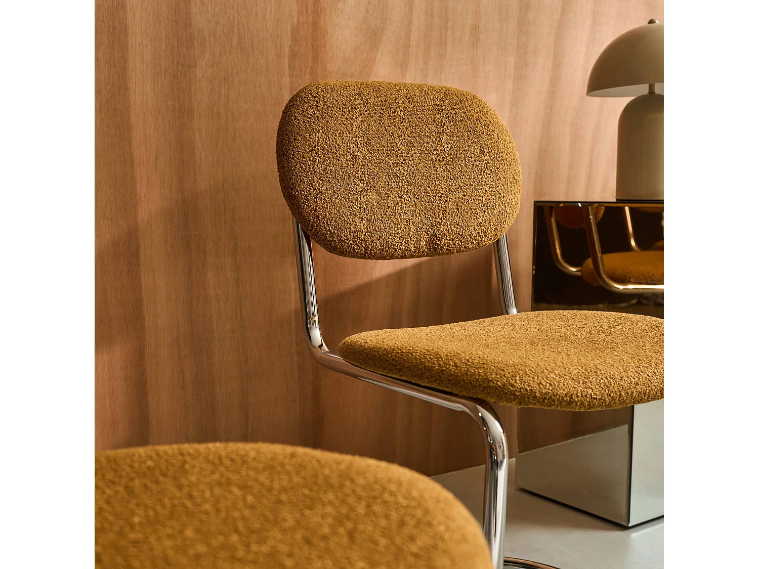 Lot de 2 chaises cantilever arrondie métal. bouclette texturée moutarde et pieds chromés - L 47 x P 54.5 x H 81cm - Maloa