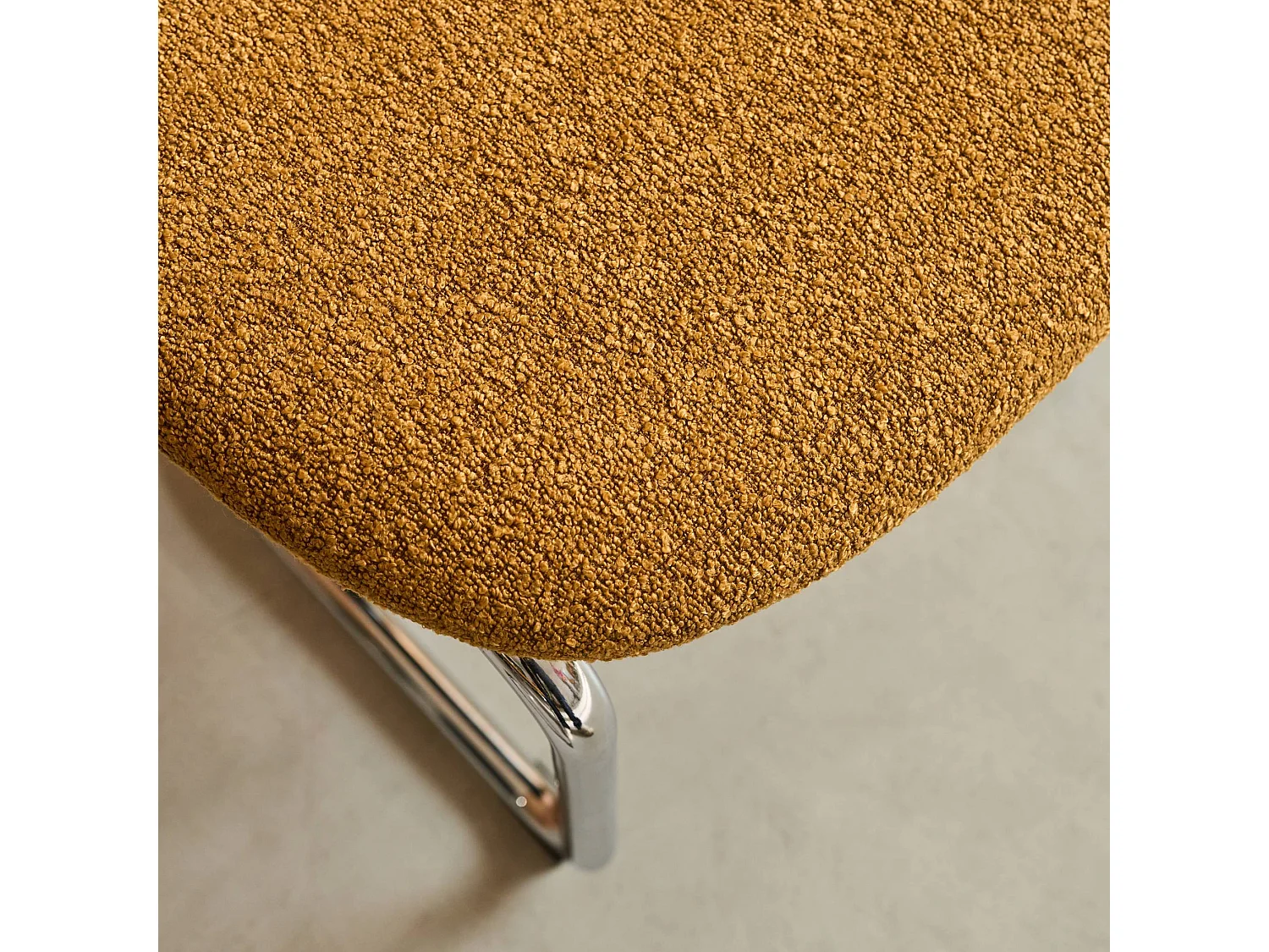 Lot de 2 chaises cantilever arrondie métal. bouclette texturée moutarde et pieds chromés - L 47 x P 54.5 x H 81cm - Maloa