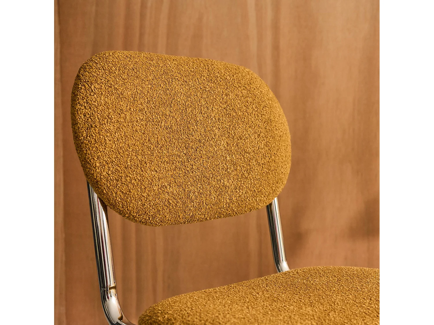 Silla cantilever redondeada de metal, borreguito texturizado y patas