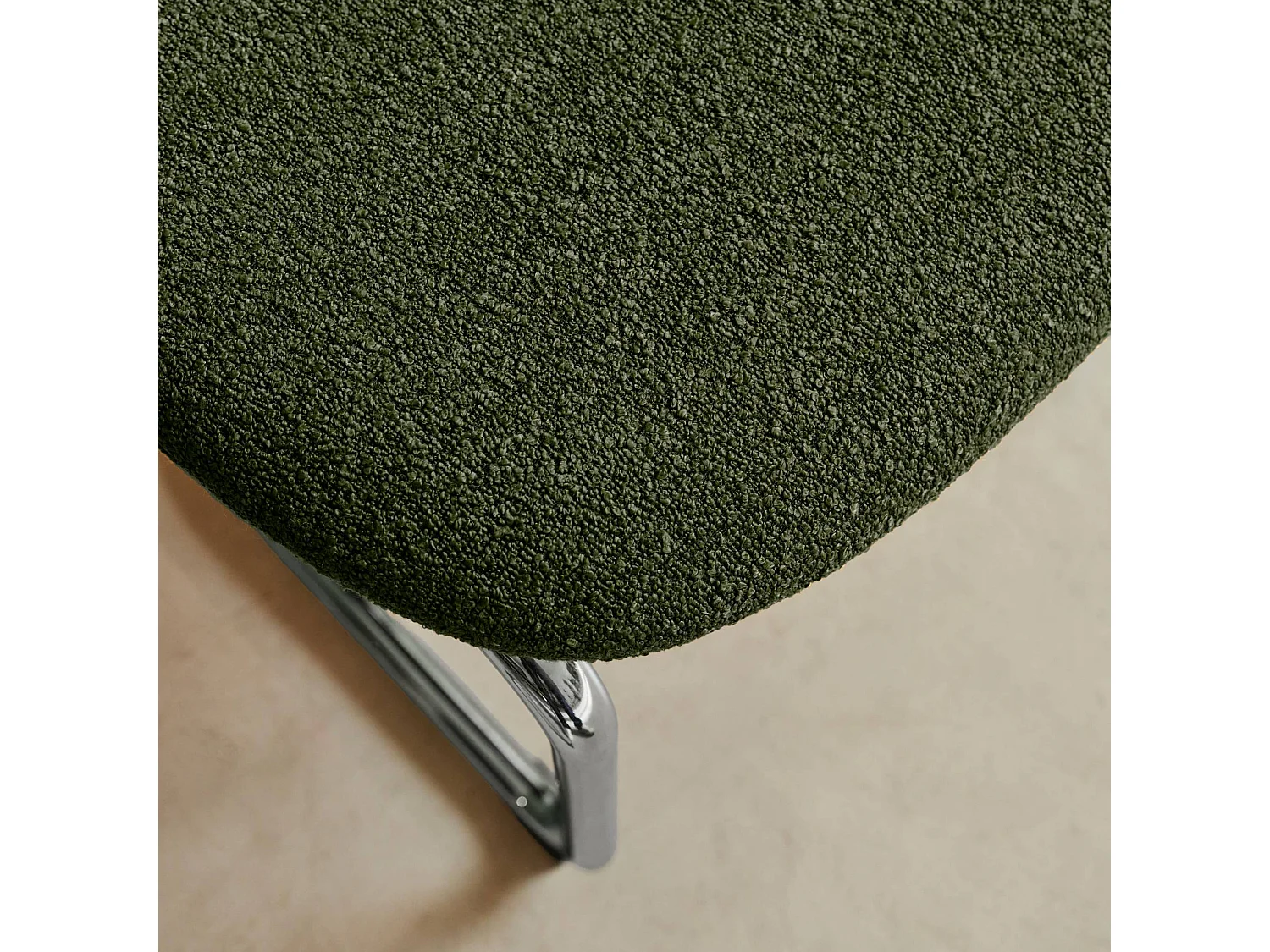 Lot de 2 chaises cantilever arrondie métal. bouclette texturée kaki et pieds chromés - L 47 x P 54.5 x H 81cm - Maloa