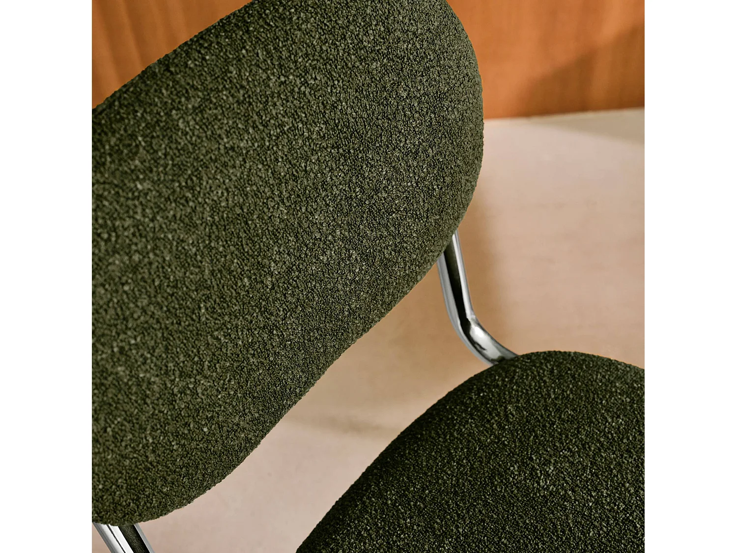 Lot de 2 chaises cantilever arrondie métal. bouclette texturée kaki et pieds chromés - L 47 x P 54.5 x H 81cm - Maloa