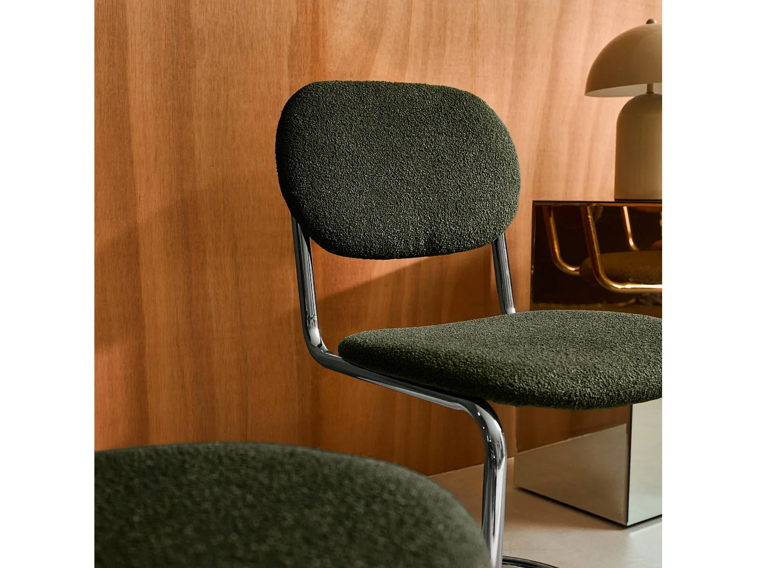 Lot de 2 chaises cantilever arrondie métal. bouclette texturée kaki et pieds chromés - L 47 x P 54.5 x H 81cm - Maloa