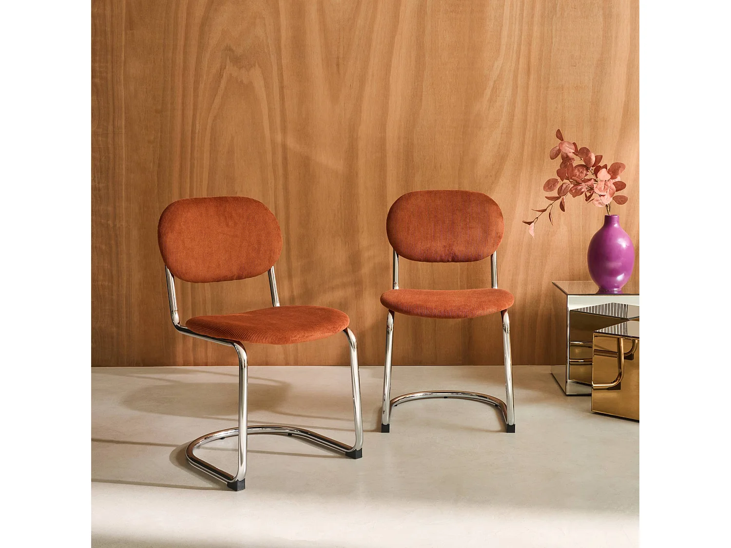 Lot de 2 chaises cantilever arrondie métal. velours côtelé camel et pieds chromés - L 47 x P 54.5 x H 81cm - Maloa