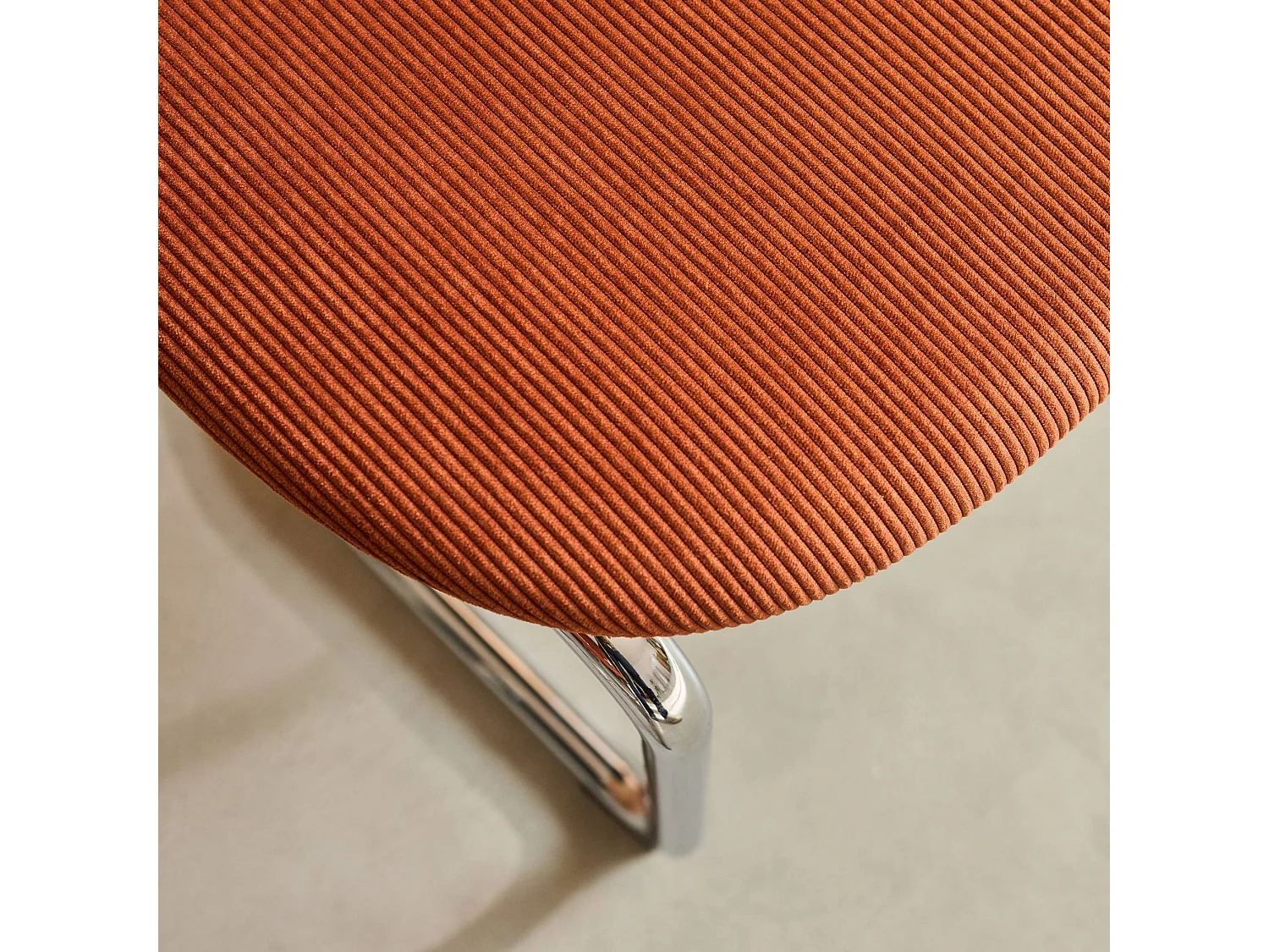 Lot de 2 chaises cantilever arrondie métal. velours côtelé camel et pieds chromés - L 47 x P 54.5 x H 81cm - Maloa