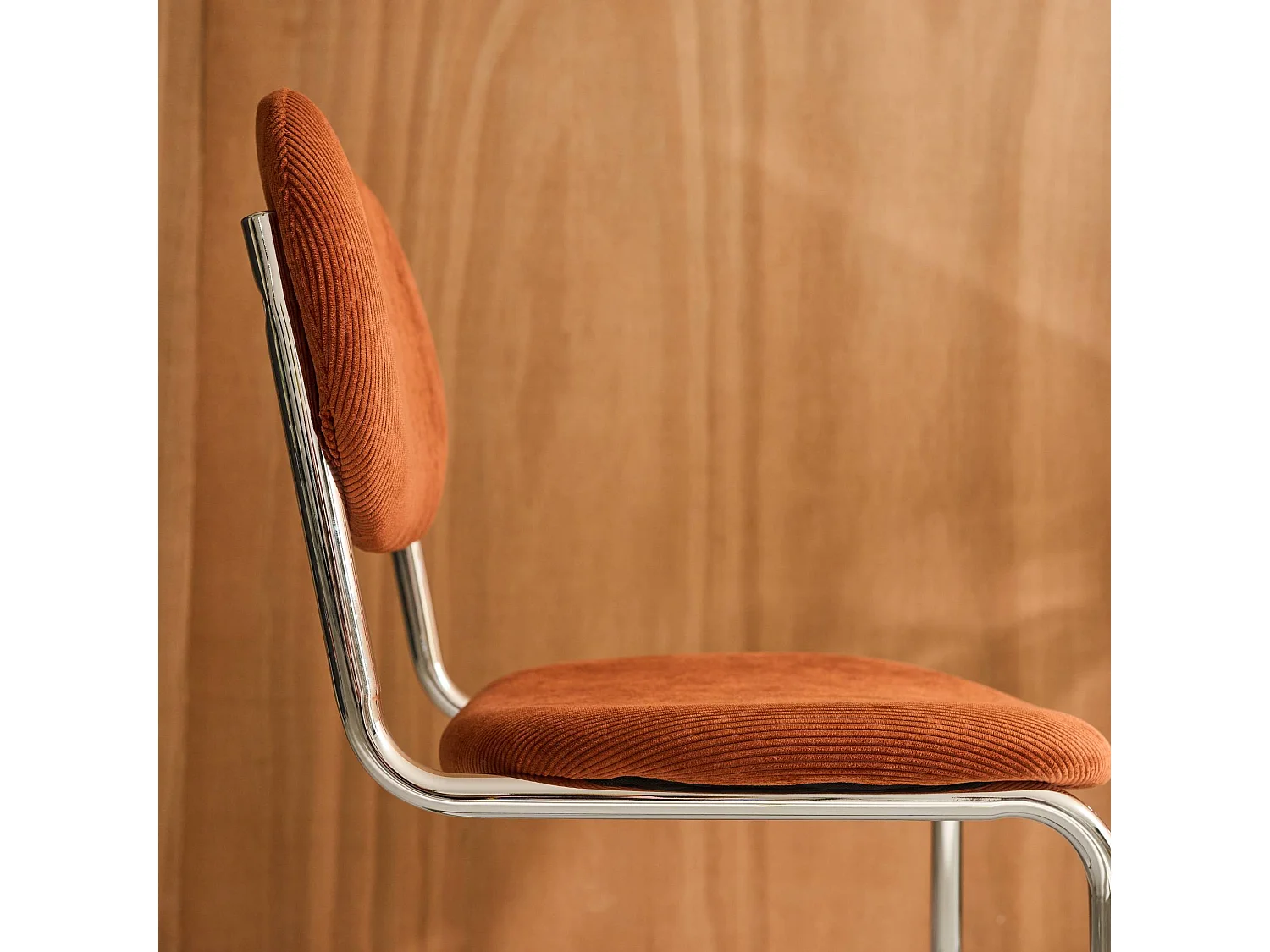 Lot de 2 chaises cantilever arrondie métal. velours côtelé camel et pieds chromés - L 47 x P 54.5 x H 81cm - Maloa