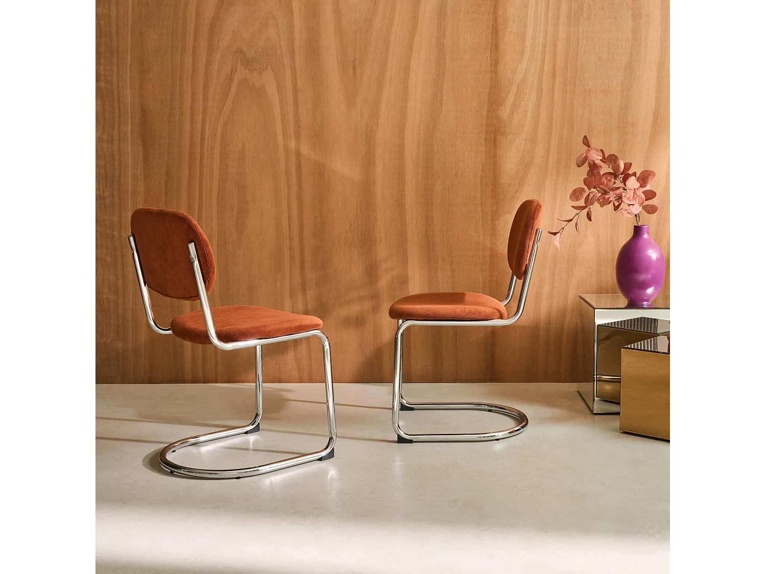 Lot de 2 chaises cantilever arrondie métal. velours côtelé camel et pieds chromés - L 47 x P 54.5 x H 81cm - Maloa
