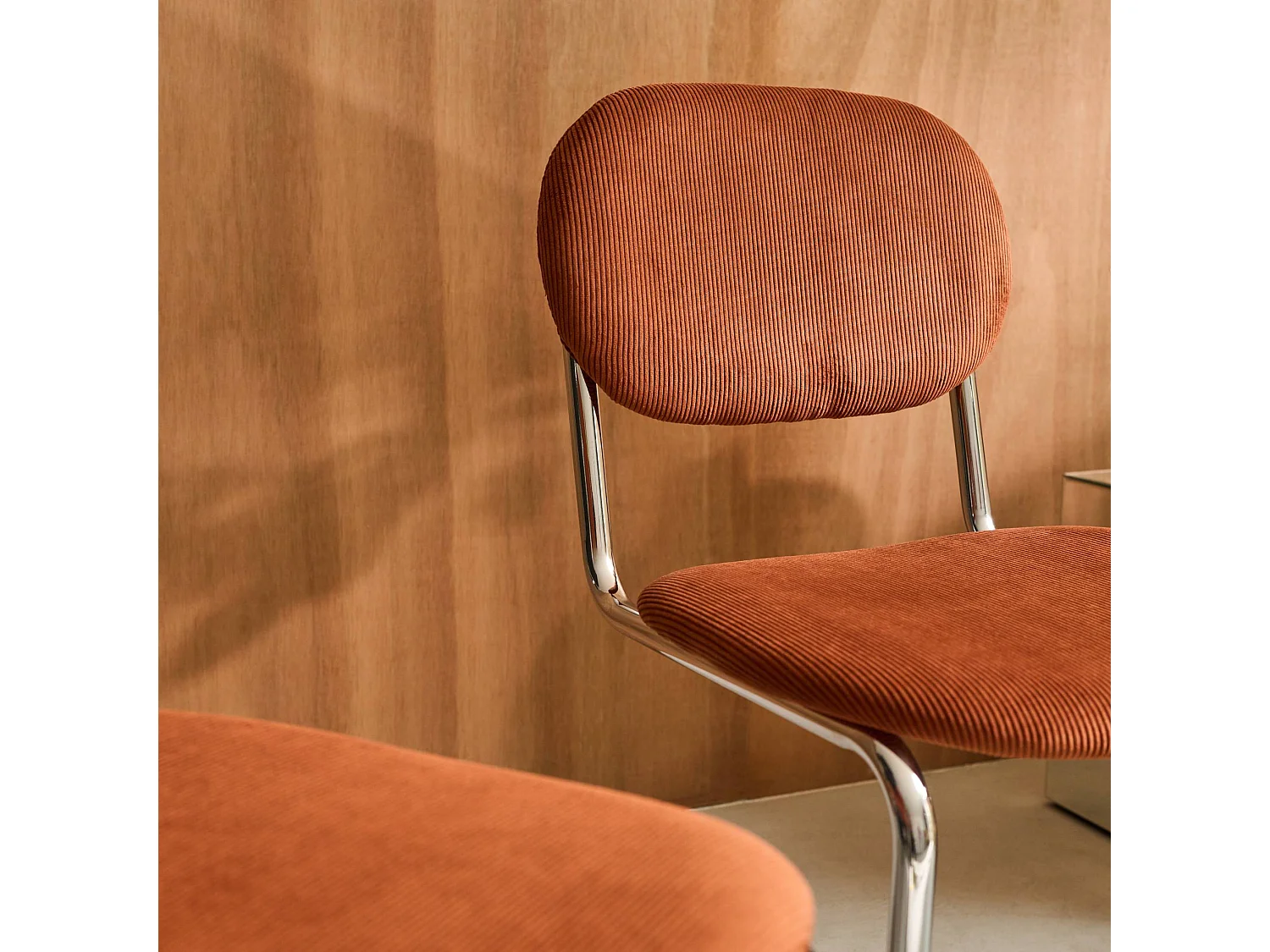 Lot de 2 chaises cantilever arrondie métal. velours côtelé camel et pieds chromés - L 47 x P 54.5 x H 81cm - Maloa