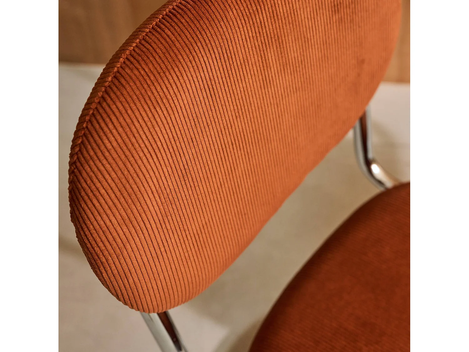 Lot de 2 chaises cantilever arrondie métal. velours côtelé camel et pieds chromés - L 47 x P 54.5 x H 81cm - Maloa