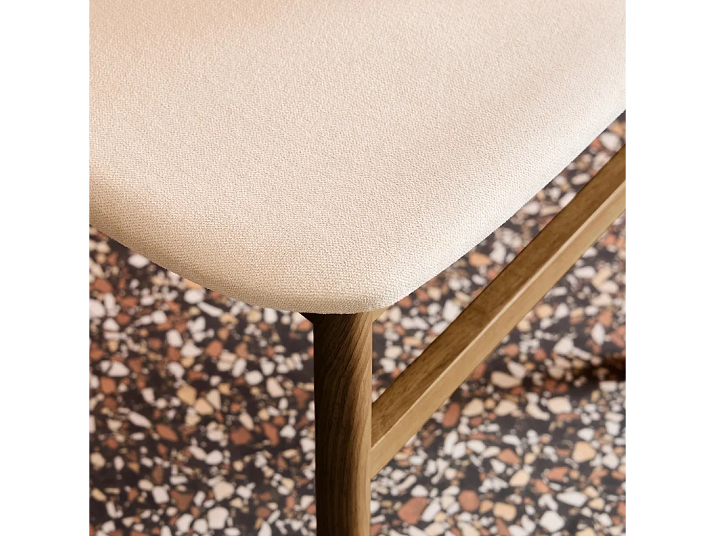 Lot de 2 chaises vintage bois d'hévéa finition brossée noyer et tissu. L 52 x P 45 x H 80cm - OLYMPIE