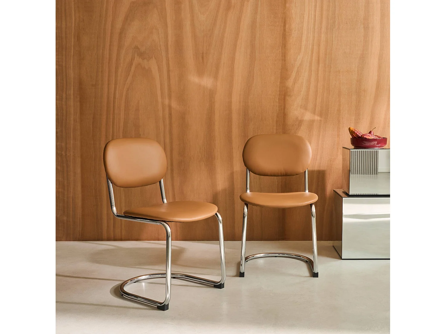 Silla cantilever redondeada de metal, polipiel y patas cromadas, set