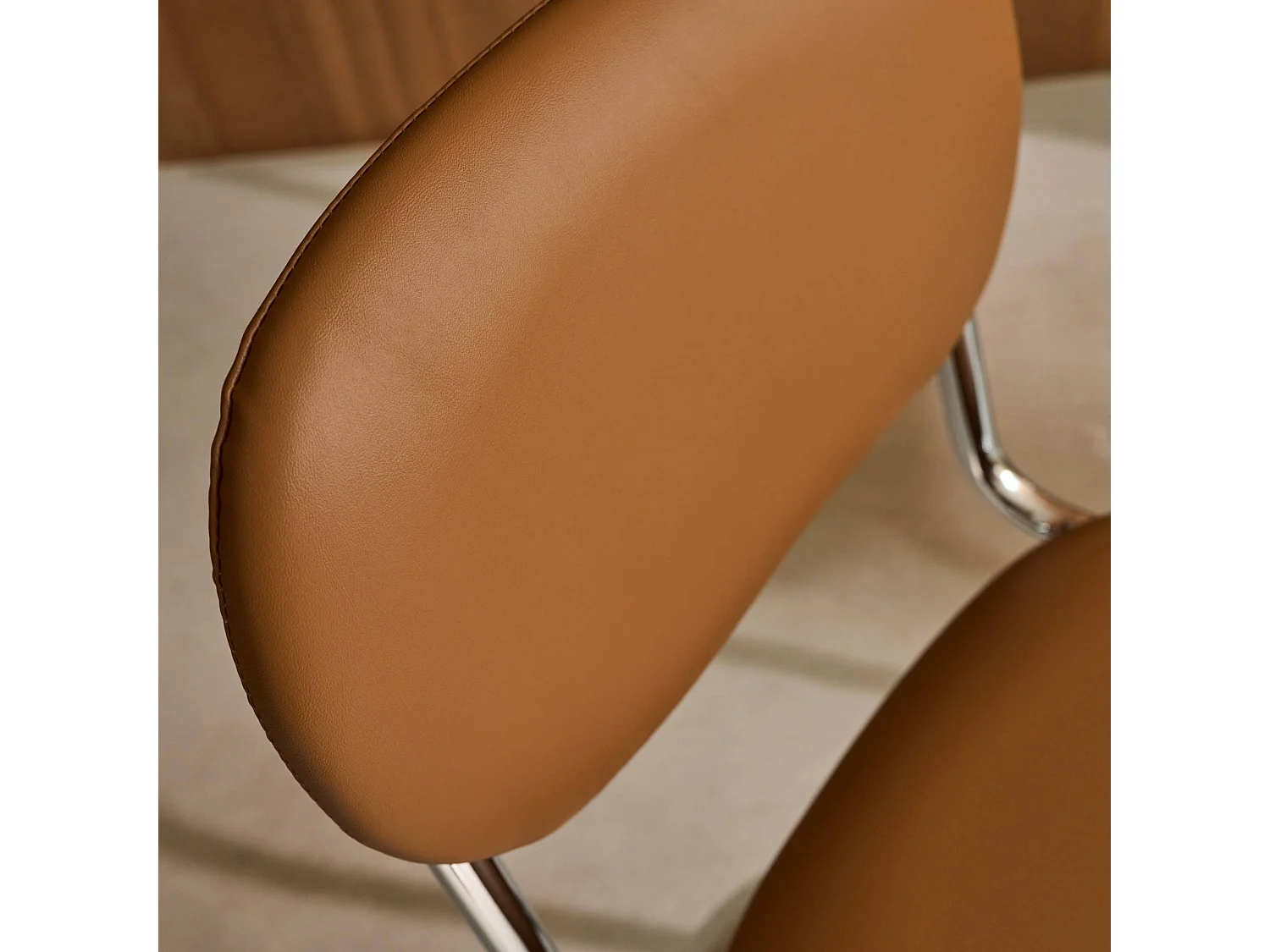 Silla cantilever redondeada de metal, polipiel y patas cromadas, set