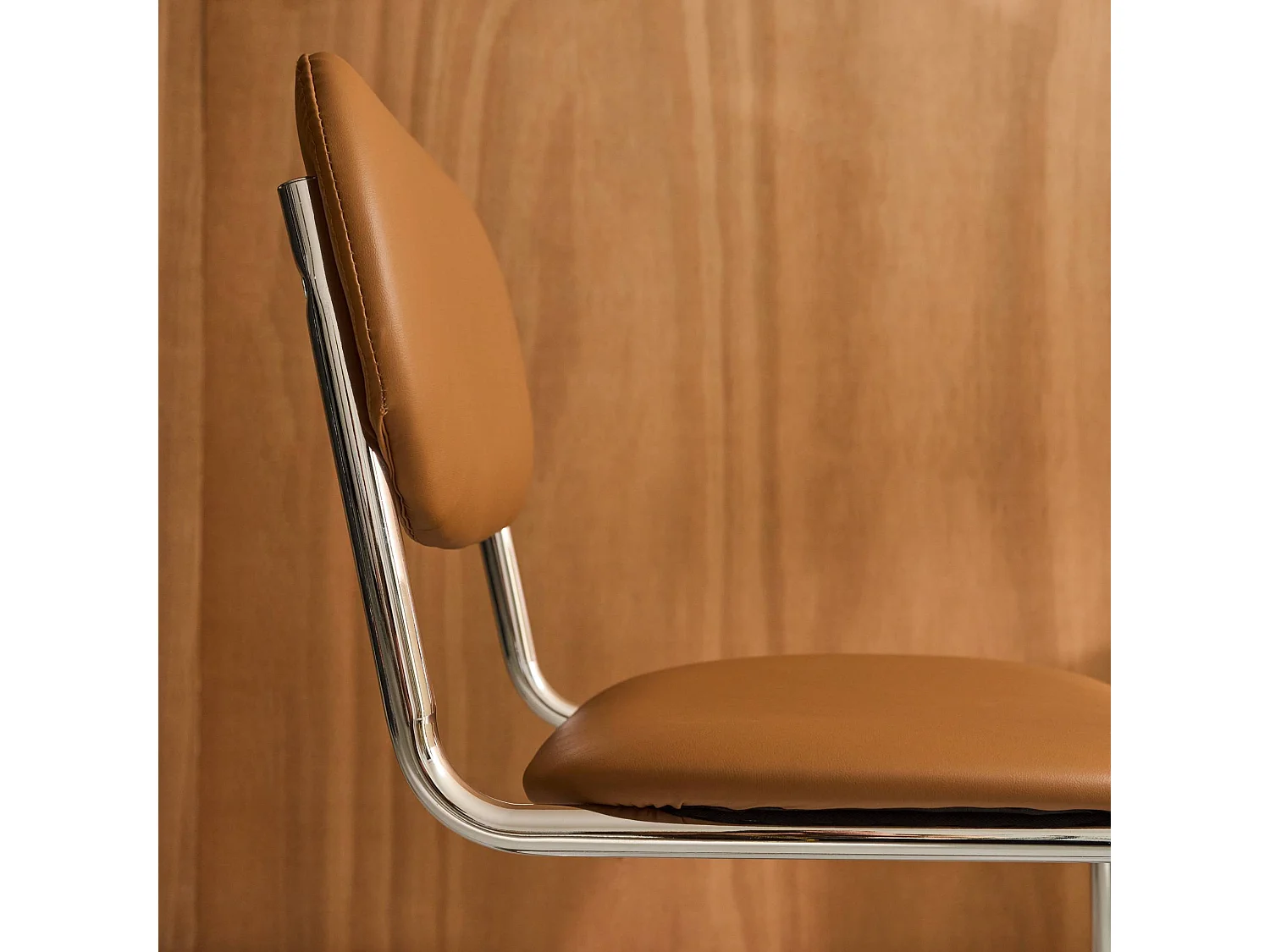 Silla cantilever redondeada de metal, polipiel y patas cromadas, set