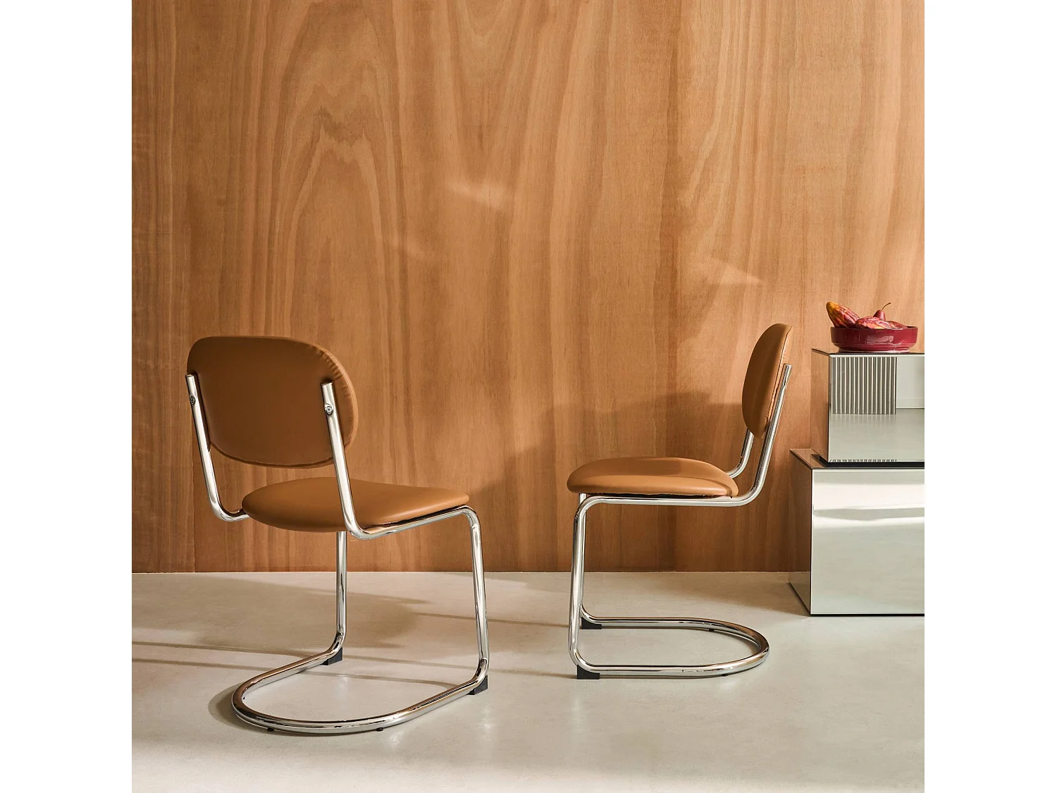 Silla cantilever redondeada de metal, polipiel y patas cromadas, set