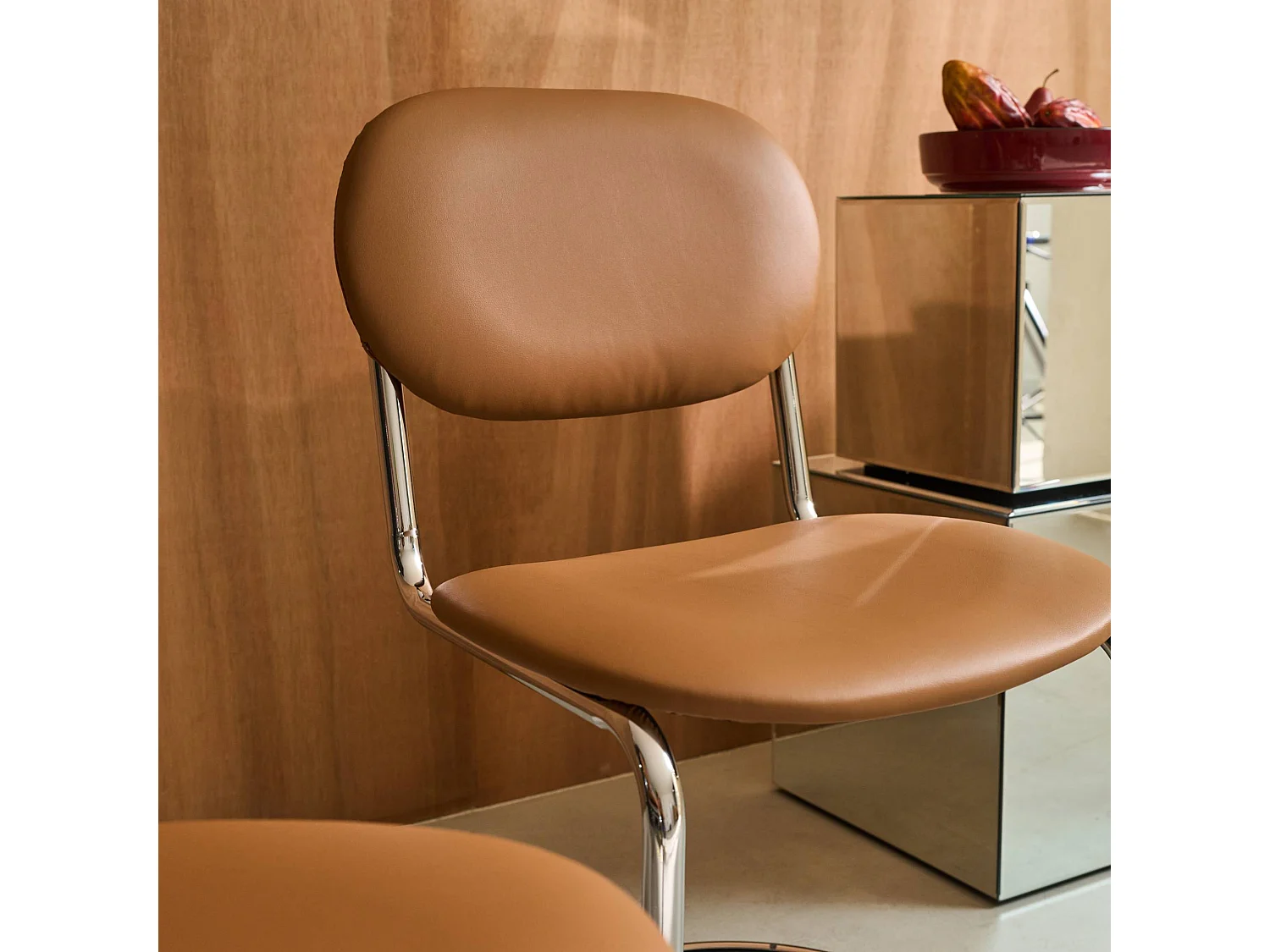 Silla cantilever redondeada de metal, polipiel y patas cromadas, set