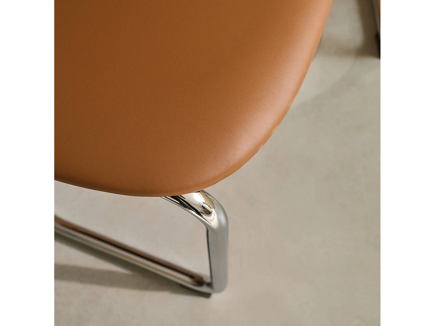 Silla cantilever redondeada de metal, polipiel y patas cromadas, set