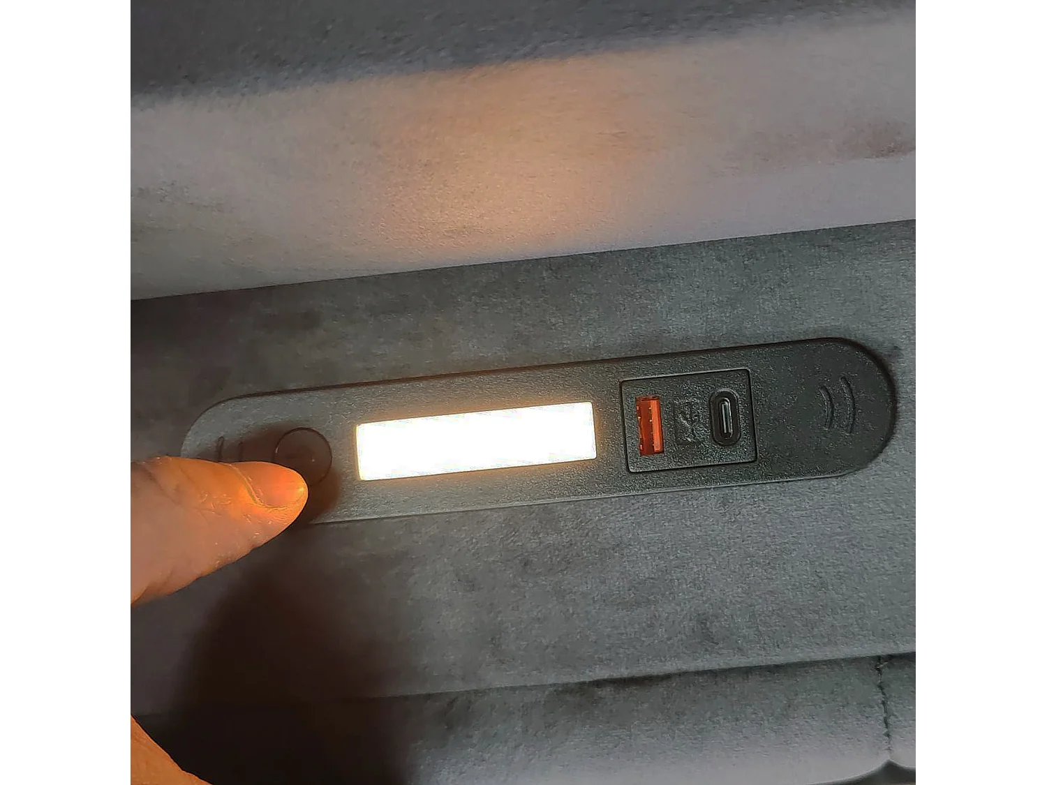 Lit multifonctionnel 90×200 cm, avec rangement hydraulique, éclairage nocturne et ports USB, en velours gris