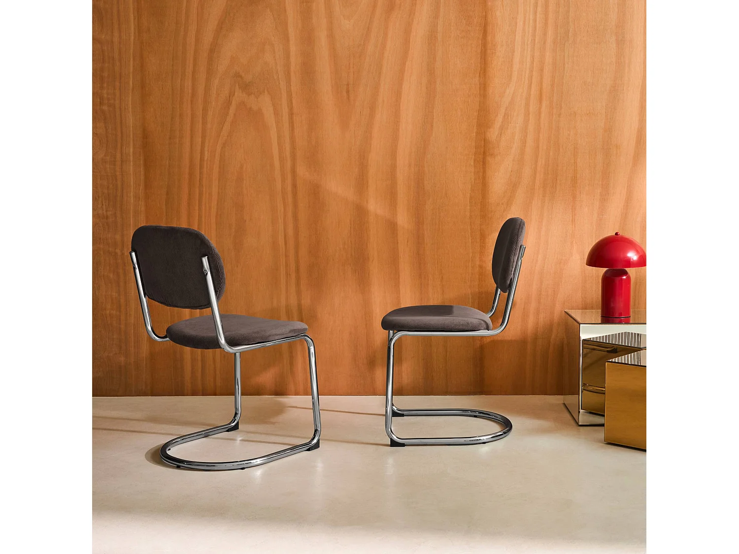 Lot de 2 chaises cantilever arrondie métal. velours côtelé marron et pieds chromés - L 47 x P 54.5 x H 81cm - Maloa