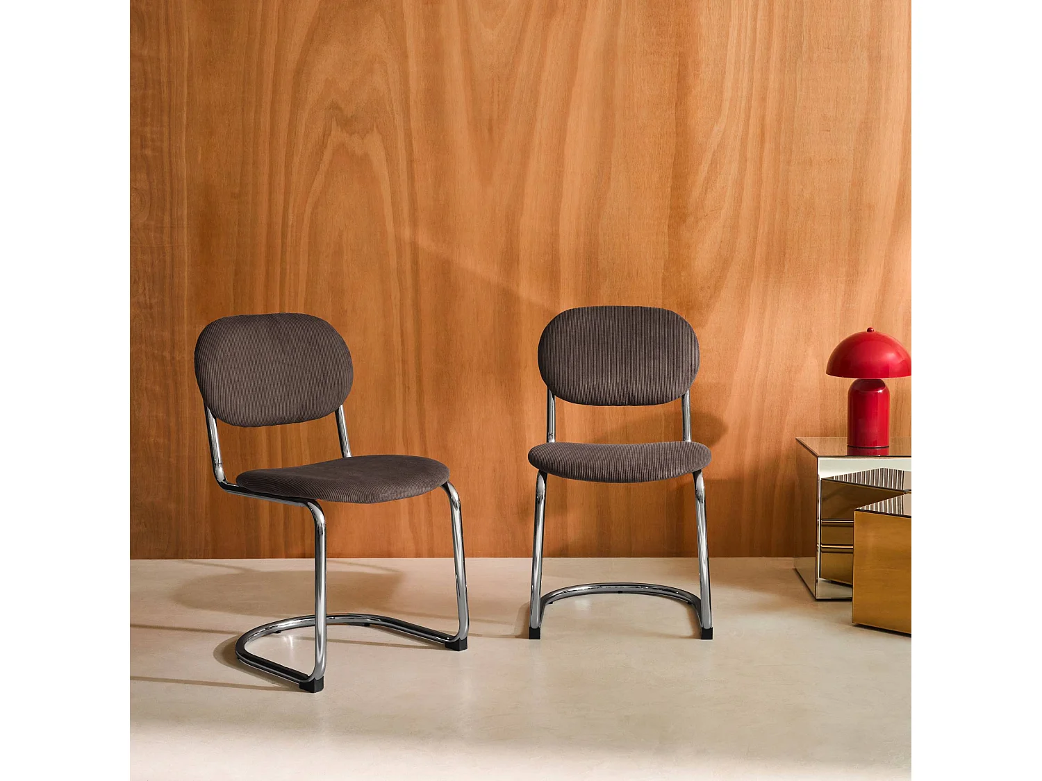 Lot de 2 chaises cantilever arrondie métal. velours côtelé marron et pieds chromés - L 47 x P 54.5 x H 81cm - Maloa