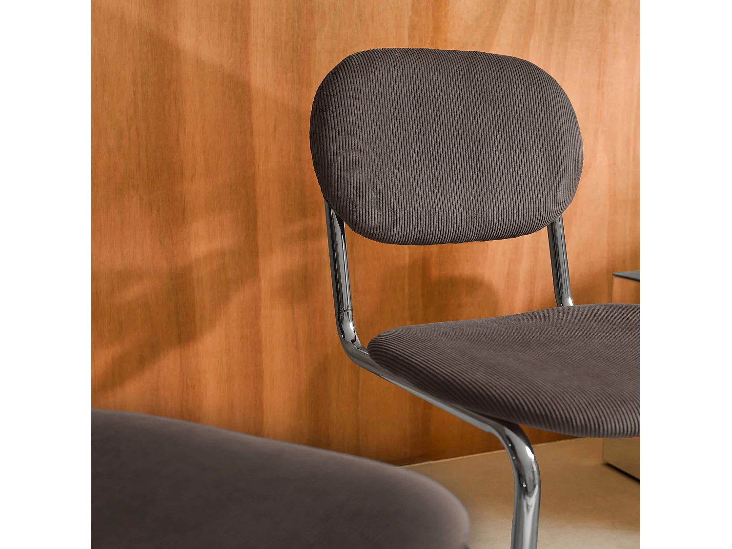 Lot de 2 chaises cantilever arrondie métal. velours côtelé marron et pieds chromés - L 47 x P 54.5 x H 81cm - Maloa