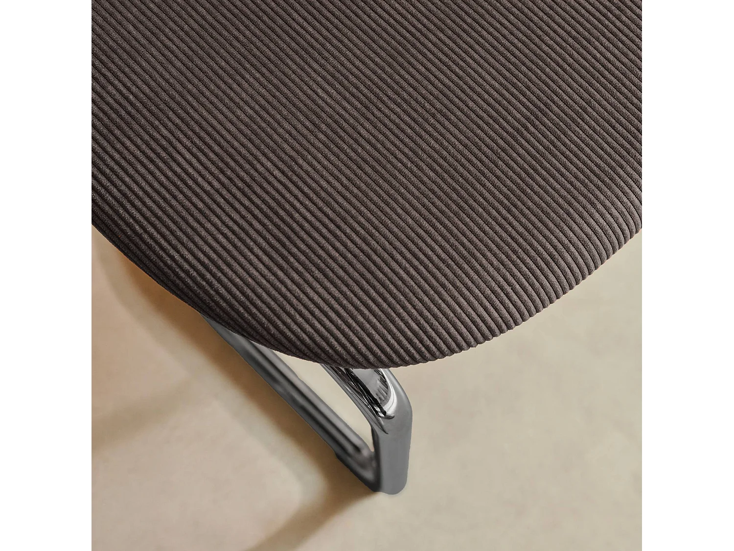 Lot de 2 chaises cantilever arrondie métal. velours côtelé marron et pieds chromés - L 47 x P 54.5 x H 81cm - Maloa