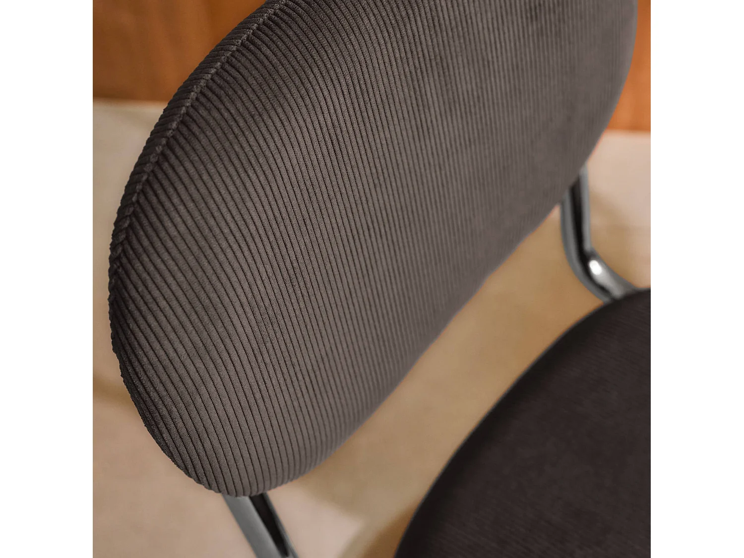 Lot de 2 chaises cantilever arrondie métal. velours côtelé marron et pieds chromés - L 47 x P 54.5 x H 81cm - Maloa