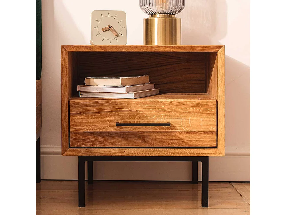 Nachttischschränkchen aus Wildeiche Massivholz Vierfußgestell aus Metall