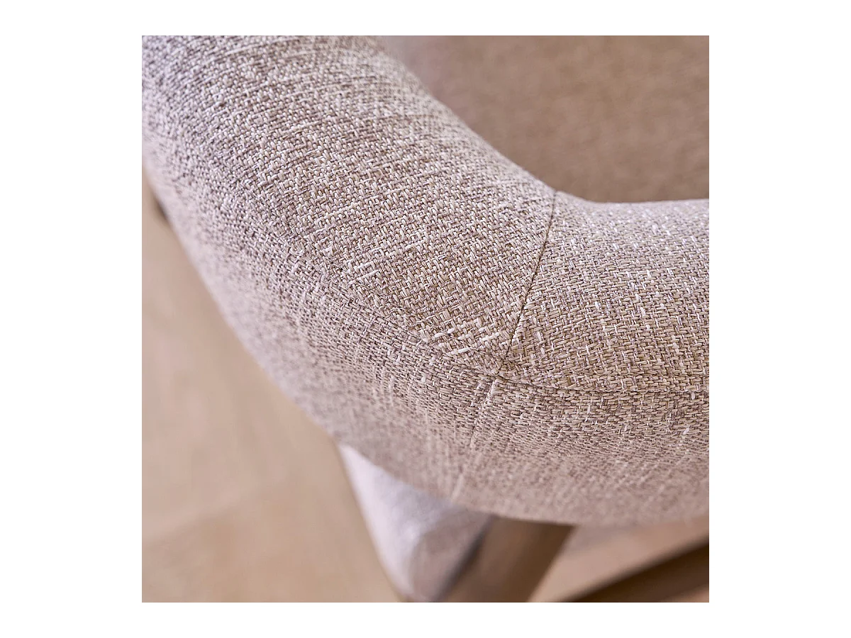 Sillón de madera maciza y tejido con textura beige chiné