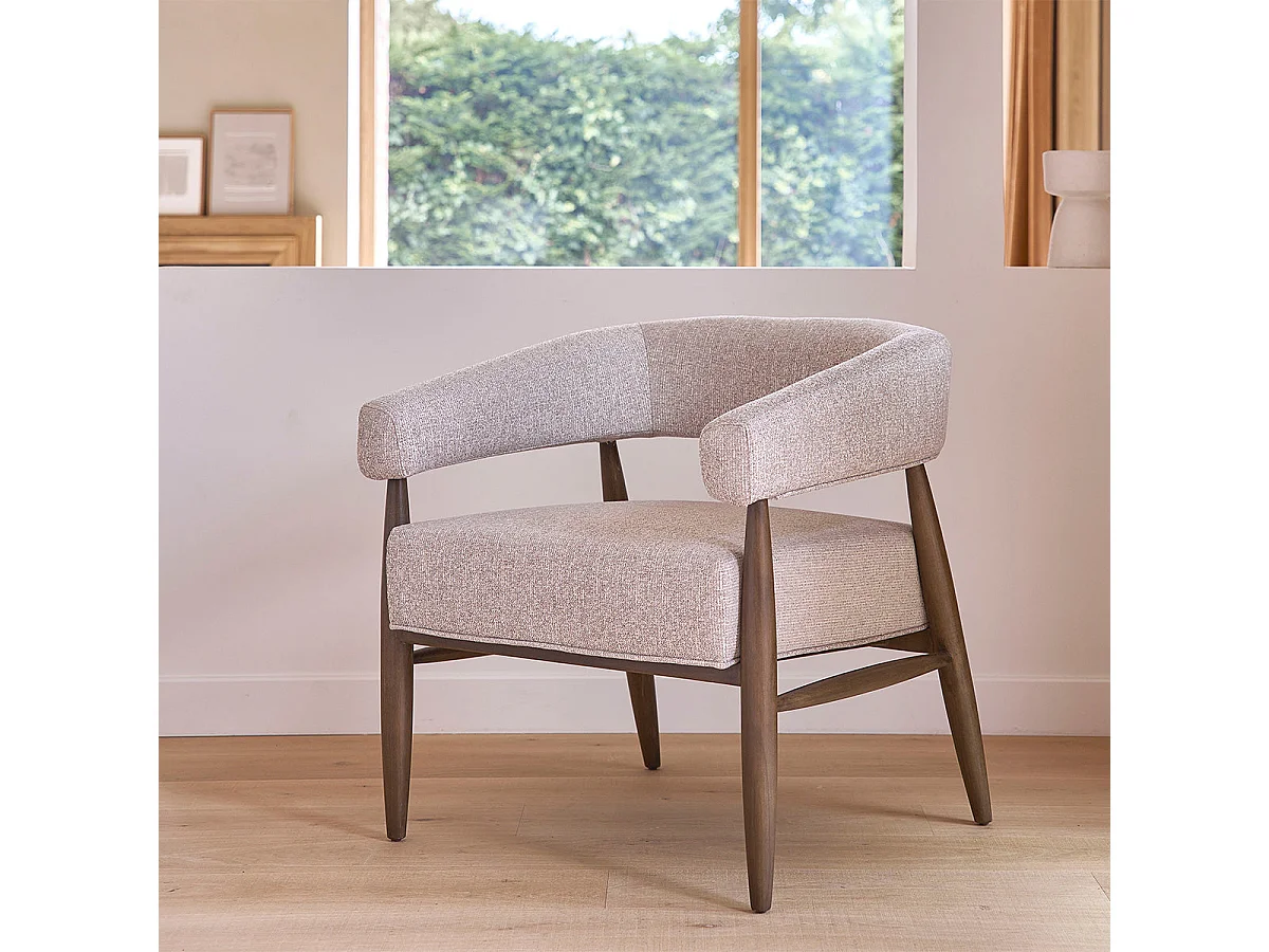 Poltrona in legno massello con tessuto beige screziato