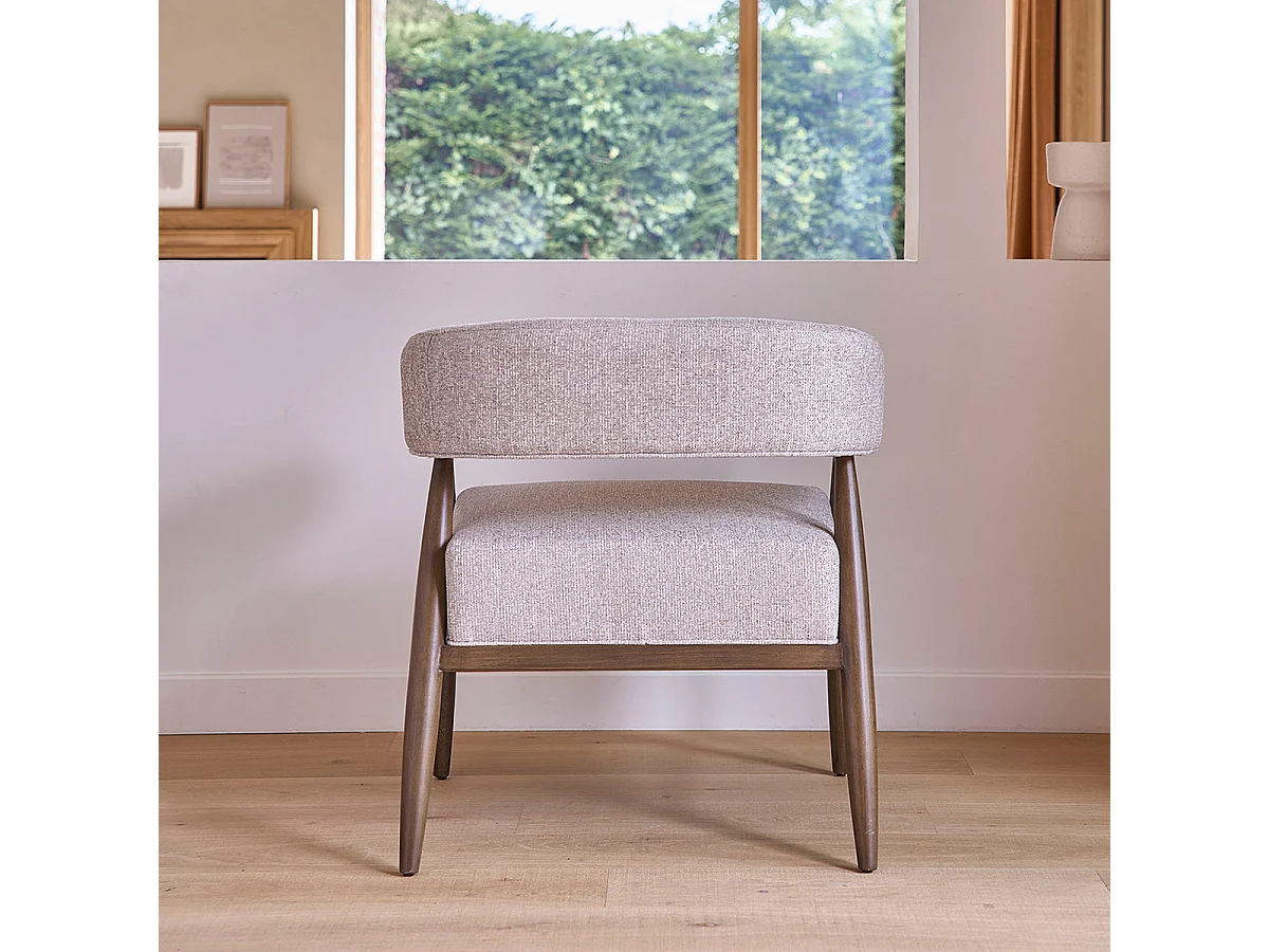 Poltrona in legno massello con tessuto beige screziato