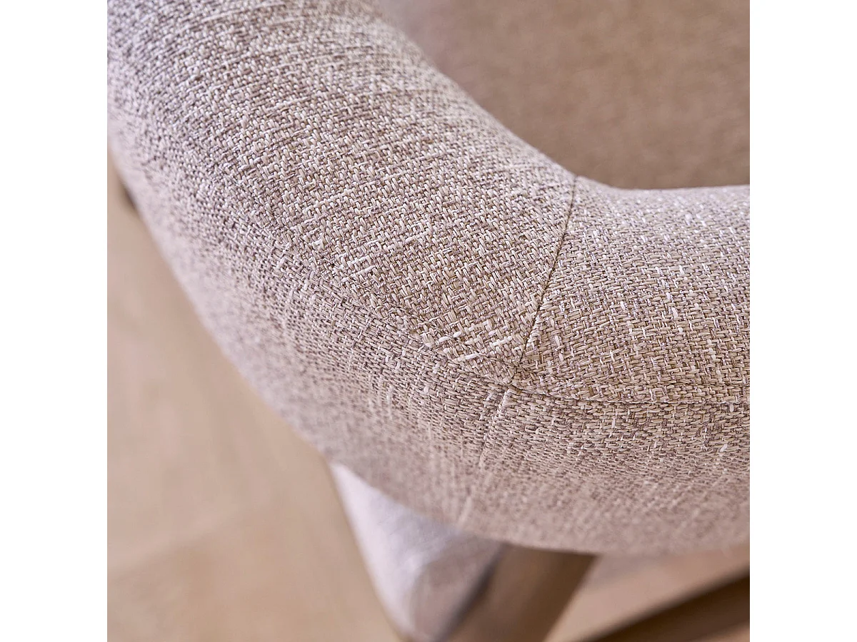 Poltrona in legno massello con tessuto beige screziato