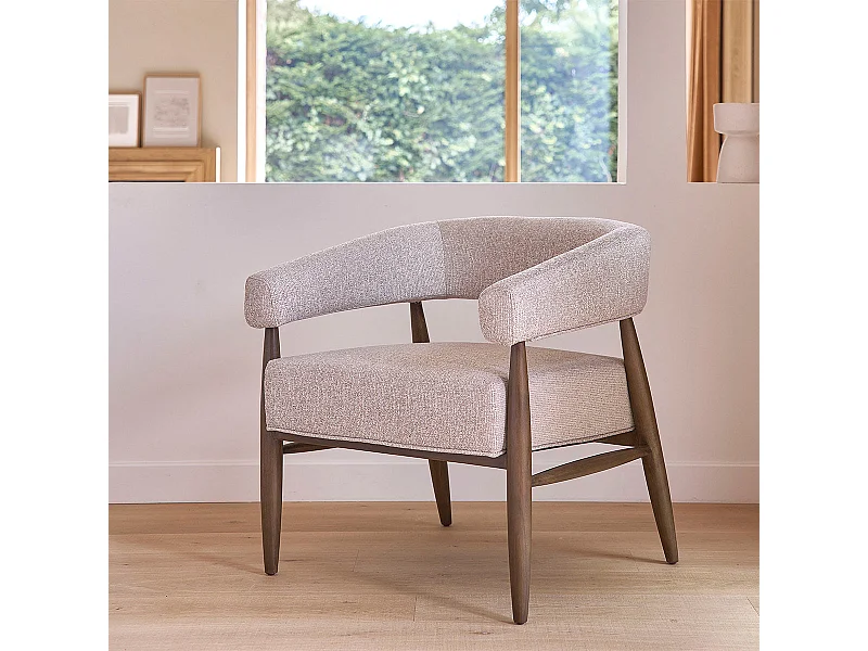 Poltrona in legno massello con tessuto beige screziato