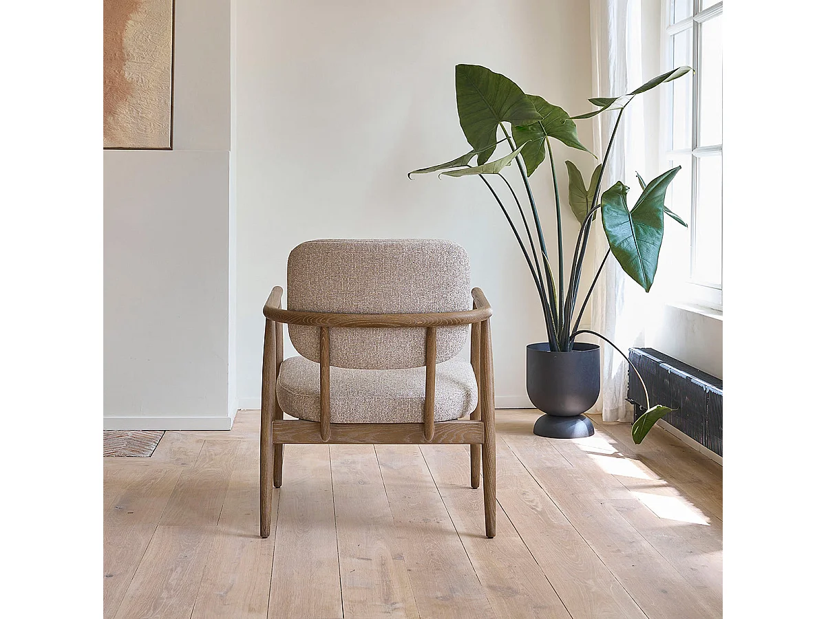 Poltrona in legno di quercia con tessuto beige screziato