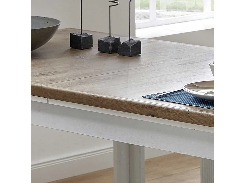 Landhaus Essgruppe in Weiß und Eichefarben Bänken