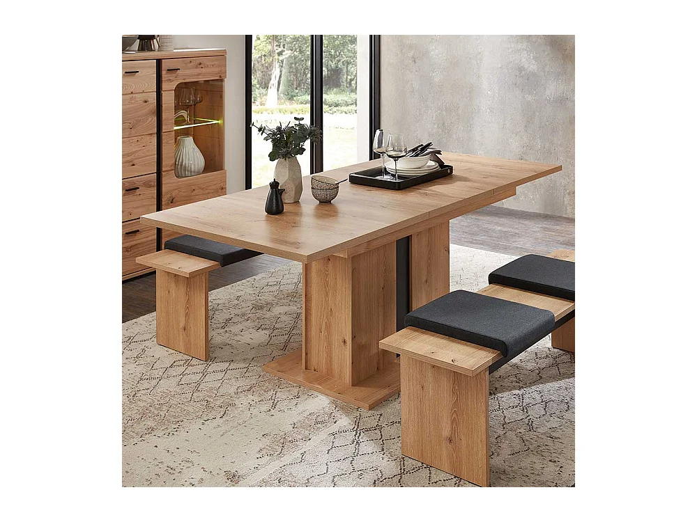 Esstisch in modernem Design einer Einlegeplatte