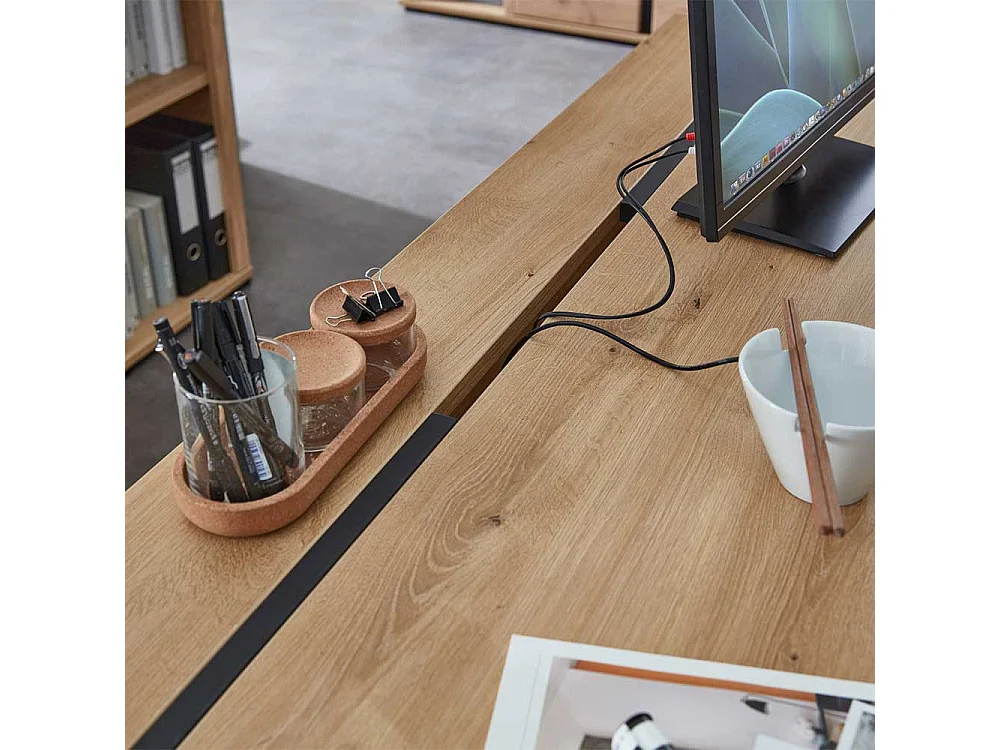 Schreibtisch in Wildeichefarben rechteckiger Tischplatte