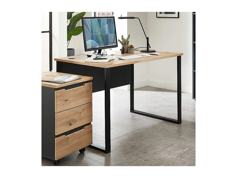 Schreibtisch mit Kabeldurchlass in modernem Design Knieraumblende