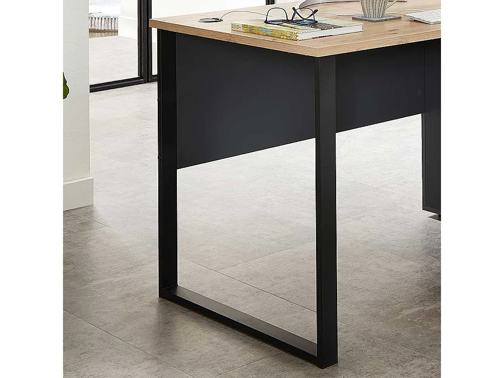 Schreibtisch mit Kabeldurchlass in modernem Design Knieraumblende