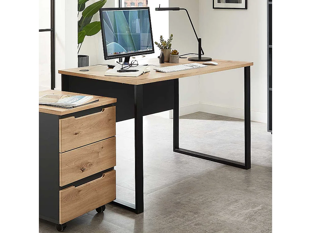 Schreibtisch mit Kabeldurchlass in modernem Design Knieraumblende