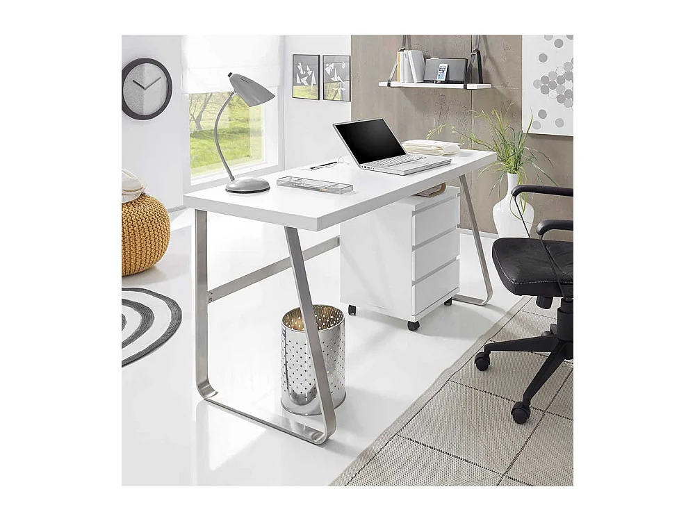 Schreibtisch in Weiß mit Kabeldurchlass