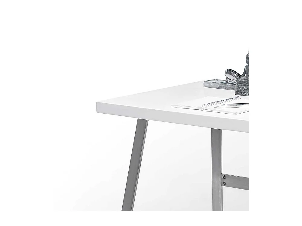 Schreibtisch in Weiß mit Kabeldurchlass