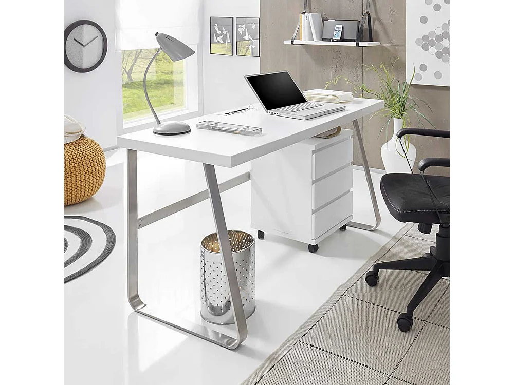 Schreibtisch in Weiß mit Kabeldurchlass
