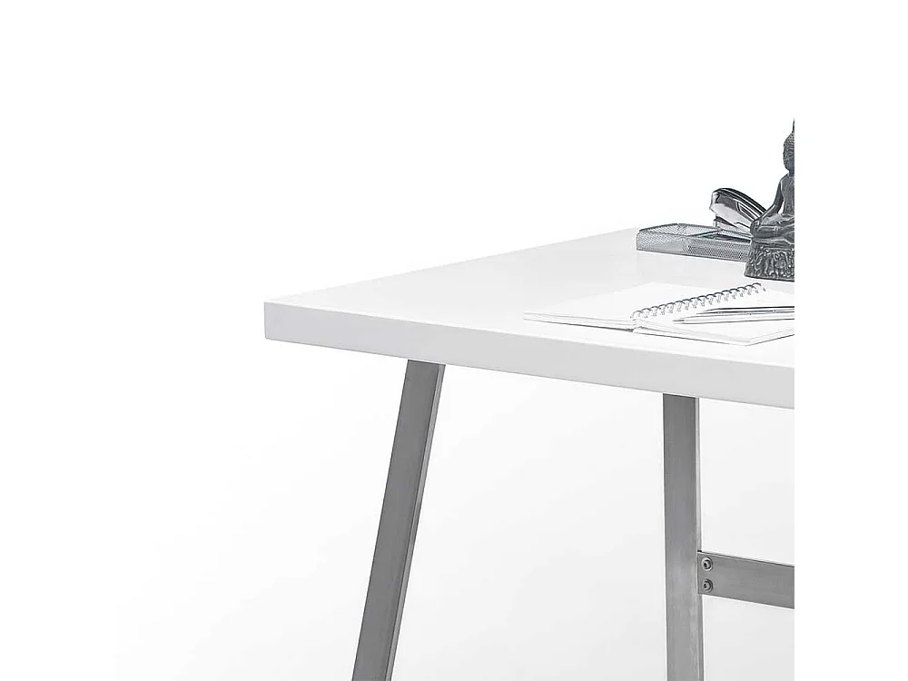 Schreibtisch in Weiß mit Kabeldurchlass