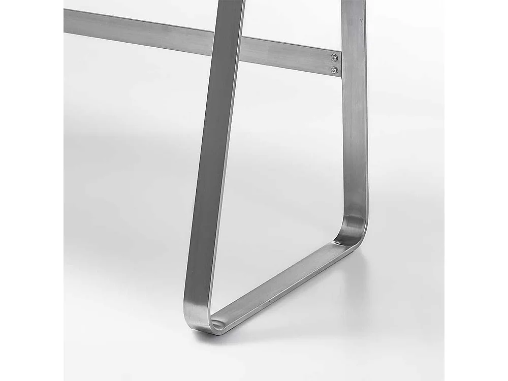 Schreibtisch in Weiß mit Kabeldurchlass